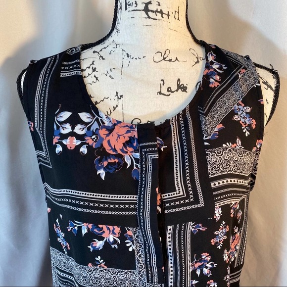 Violet & Claire Scooped Neck Half Button Down Floral Print Blouse Sz L - Picture 4 of 8